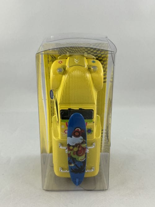 Fourgonnette 2CV Citroën jaune hippie planche de surf bleue