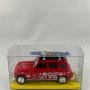 Renault 4L rouge hippie planche de surf bleue