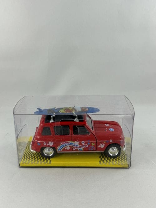 Renault 4L rouge hippie planche de surf bleue