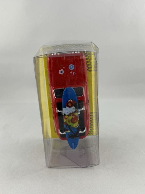 Renault 4L rouge hippie planche de surf bleue