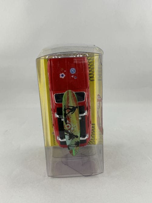 Renault 4L rouge hippie planche de surf verte