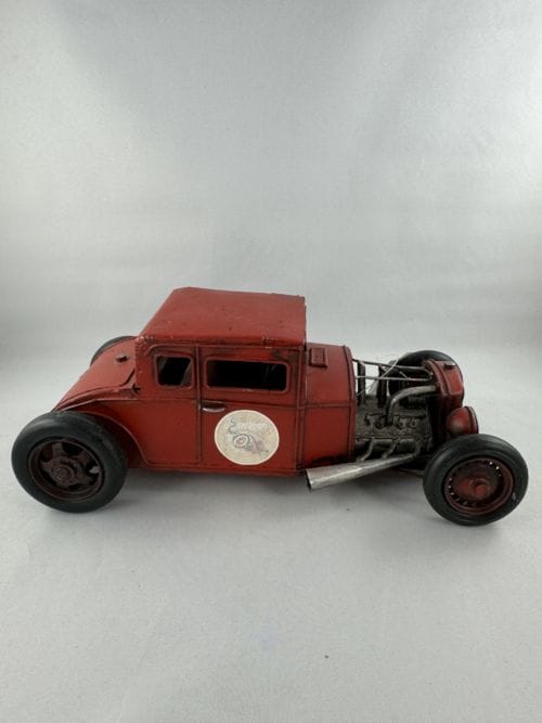 Voiture dragster rouge - cheminées inférieures au capot