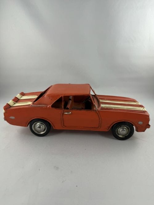 Ford Mustang rouge à bandes blanches