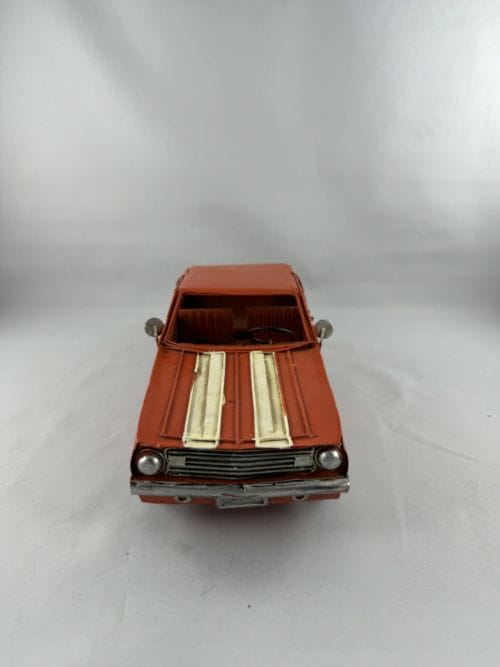 Ford Mustang rouge à bandes blanches