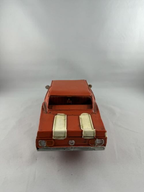 Ford Mustang rouge à bandes blanches