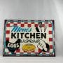 Plaque de style vintage cartonnée Mom's kitchen - Ouvert 7/7 à toute heure - Eggs laid daily