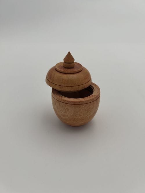 Petite boite en bois couvercle pagode