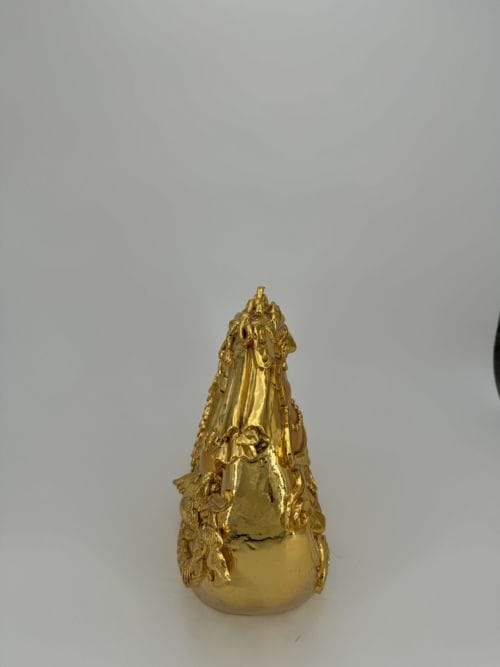 Bouddha rieur assis dans un panier doré