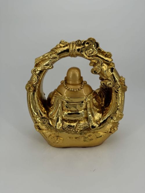 Bouddha rieur assis dans un panier doré