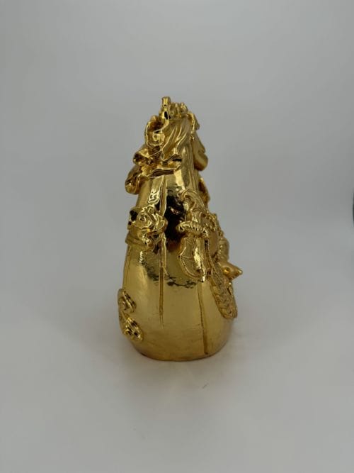 Bouddha rieur assis dans un panier doré