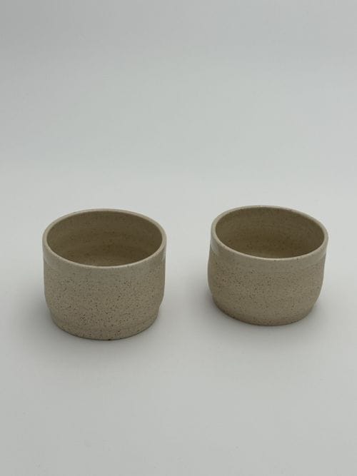 Duo de tasses de grès marron clair moucheté