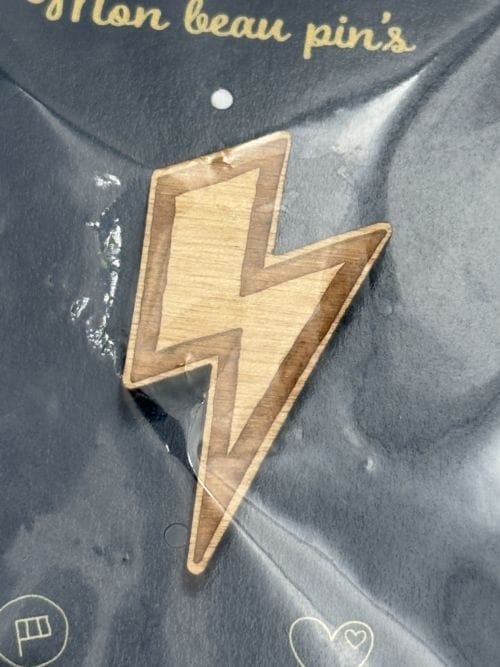 Pin’s en bois – Eclair - Les Petites Hirondelles