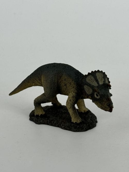 Triceratops jeune - REBOR 1:35 scale Baby Triceratops (Hazelnut – Scout Series)