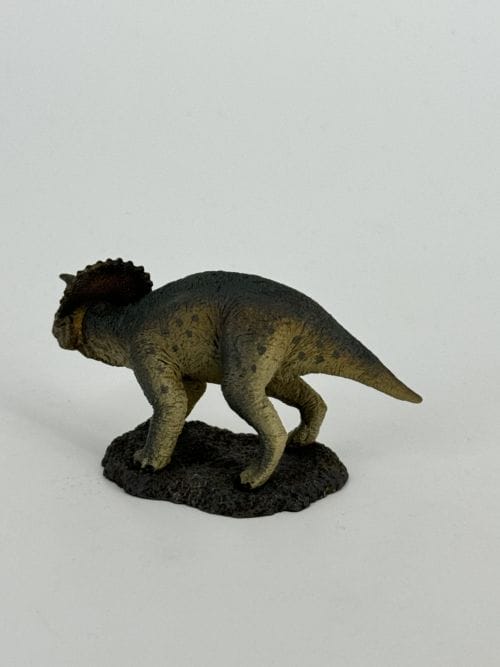 Triceratops jeune - REBOR 1:35 scale Baby Triceratops (Hazelnut – Scout Series)