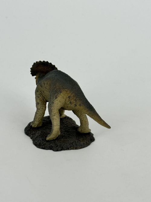 Triceratops jeune - REBOR 1:35 scale Baby Triceratops (Hazelnut – Scout Series)