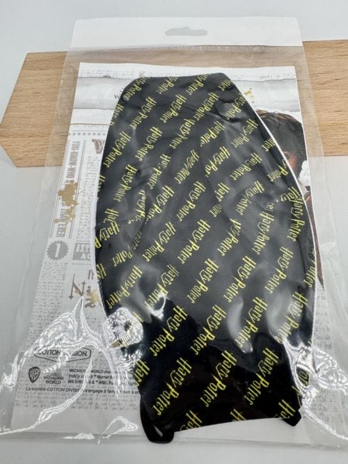 Harry Potter - Masque textile noir inscriptions Harry Potter jaunes - 100% coton - Taille adulte