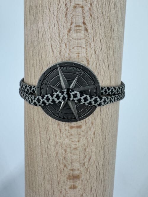 Le vent à la française Bracelet Homme - Rose des vents points cardinaux 2 cm de diamètre - bracelet moucheté noir et gris - Résistant à l'eau - taille ajustable - confectionné à la main