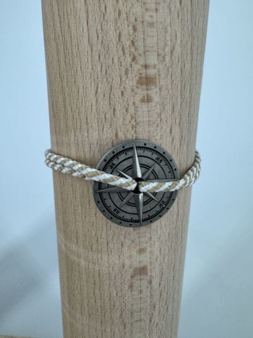 Le vent à la française Bracelet Homme - Rose des vents points cardinaux 2 cm de diamètre - bracelet rayures blanc marron - Résistant à l'eau - taille ajustable - confectionné à la main