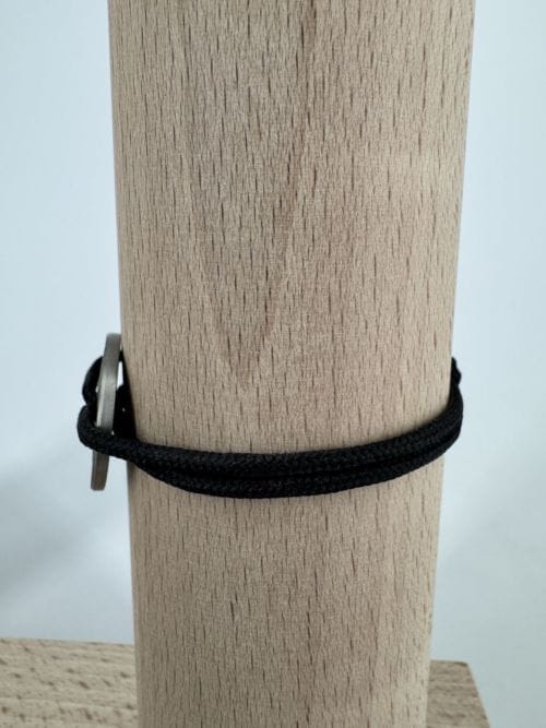 Le vent à la française Bracelet Homme - Rose des vents points cardinaux 2 cm de diamètre - bracelet noir uni - Résistant à l'eau - taille ajustable - confectionné à la main