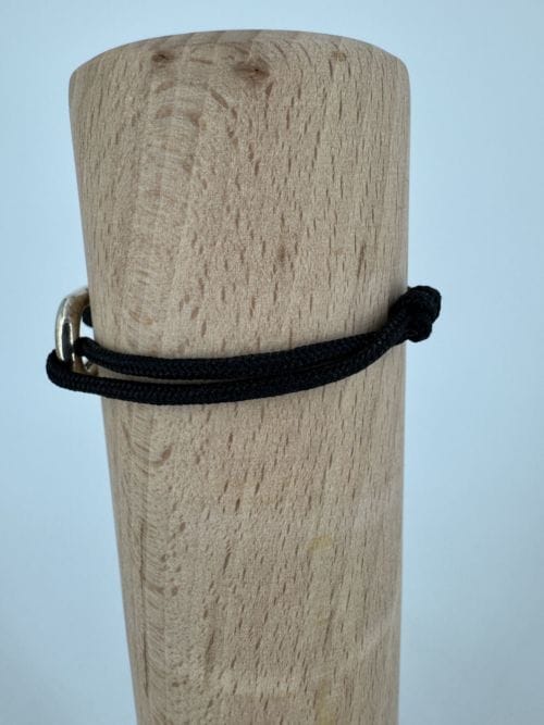 Le vent à la française Bracelet Homme - Oval et plat 2 x 1,5 cm - bracelet noir uni - Résistant à l'eau - taille ajustable - confectionné à la main
