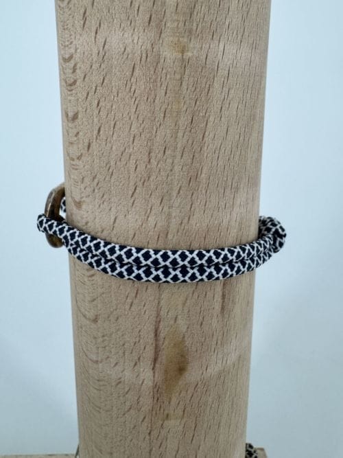 Le vent à la française Bracelet Homme - Oval et plat 2 x 1,5 cm - bracelet moucheté noir et gris - Résistant à l'eau - taille ajustable - confectionné à la main