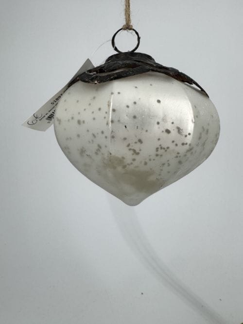 Boule de Noël à suspendre Drop Winter blanc antique - Chic Antique