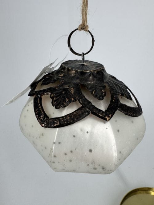 Boule de Noël à suspendre Drop Winter blanc antique - Chic Antique