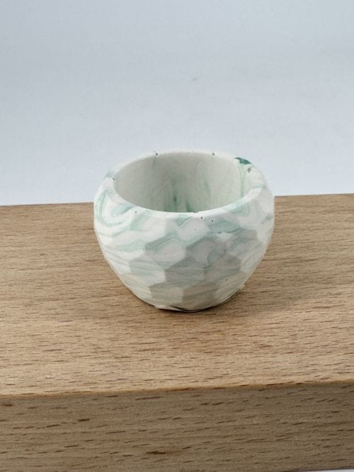 Range bagues jesmonite blanc et vert CG Home