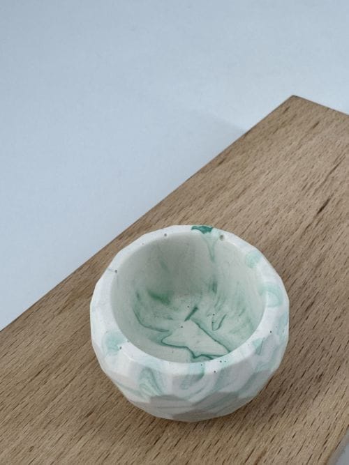 Range bagues jesmonite blanc et vert CG Home