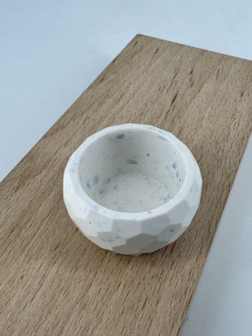 Range bagues jesmonite blanc et bleu CG Home