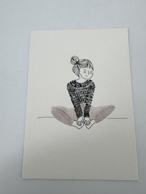 Carte My Lovely Thing - Femme assise et souriante se touchant les pieds