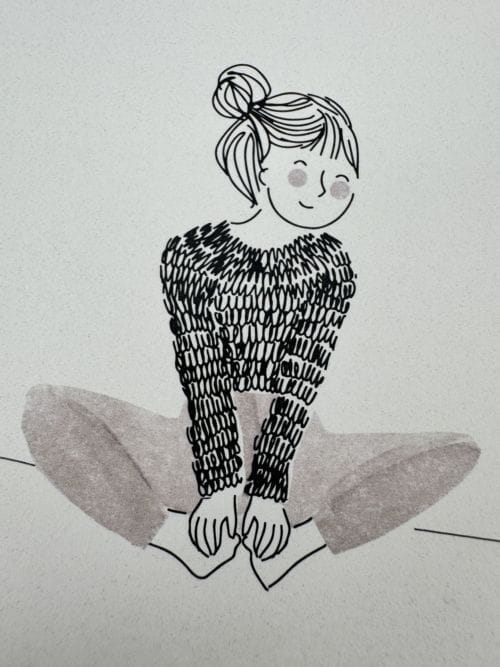 Carte My Lovely Thing - Femme assise et souriante se touchant les pieds