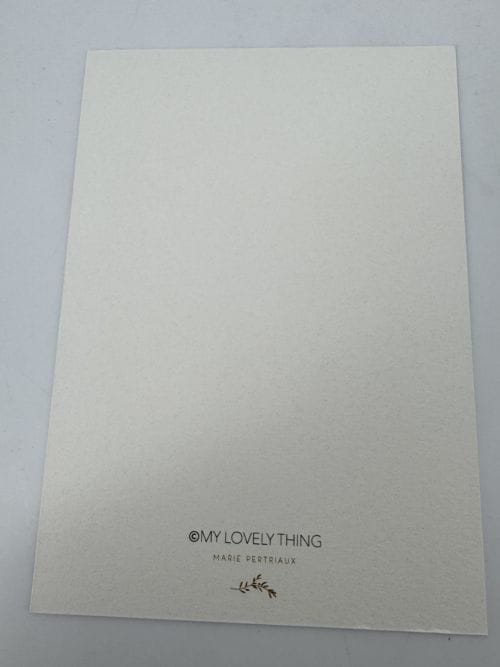 Carte My Lovely Thing - Femme assise et souriante se touchant les pieds