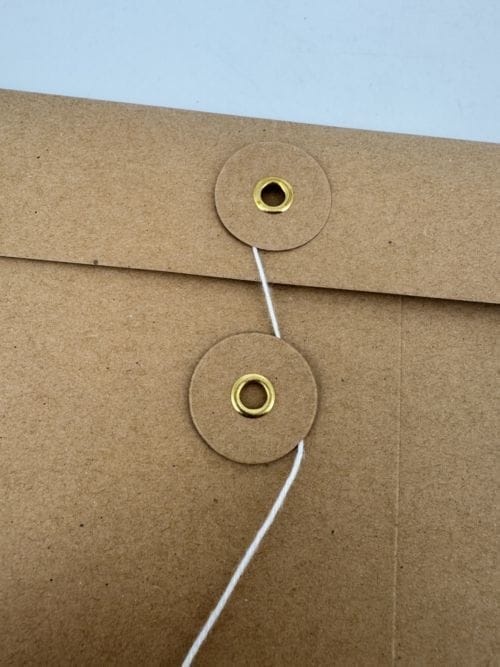 Enveloppe marron avec ficelle pour fermer