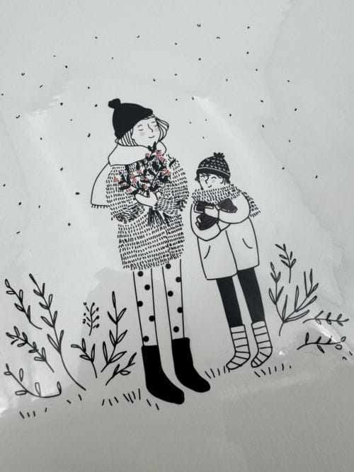 Affiche Atelier My lovely Thing - Deux filles sous la neige avec des fleurs et du bois