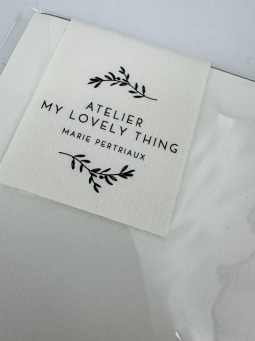 Affiche Atelier My lovely Thing - Deux filles sous la neige avec des fleurs et du bois