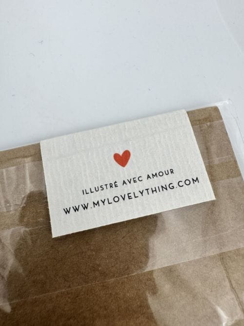 Affiche Atelier My Lovely Thing - Petite fille au pull rouge