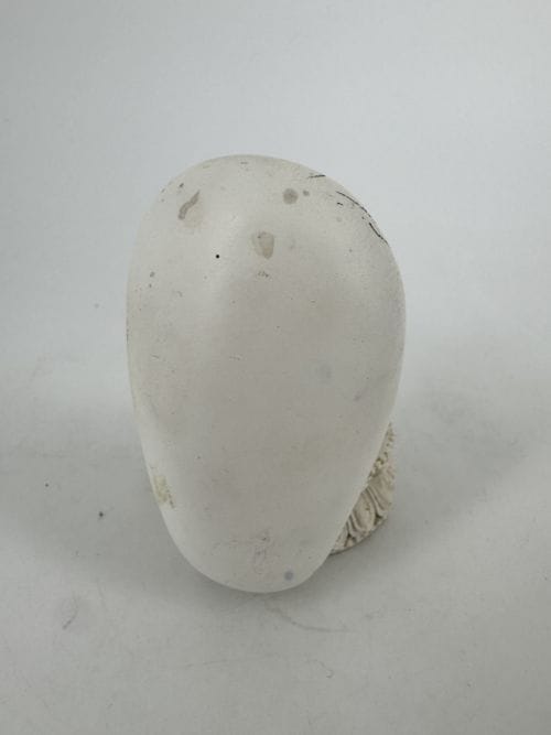 Bouddha assis en tailleur avec pot dans sa main droite lumineux - taches sur le socle arrière