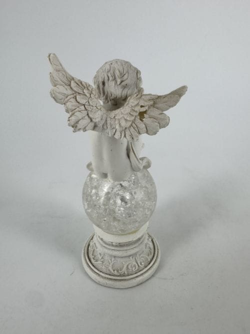 Ange assis sur une sphère lumineuse