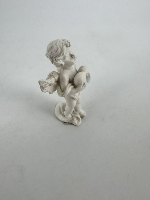 Ange qui porte un coeur transparent