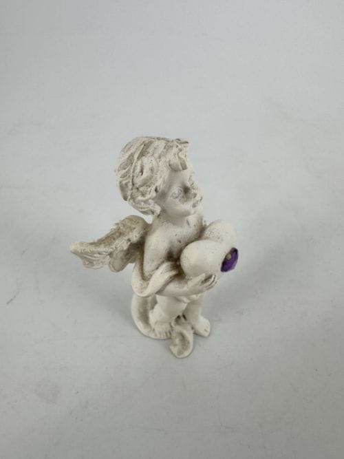 Ange qui porte un coeur violet