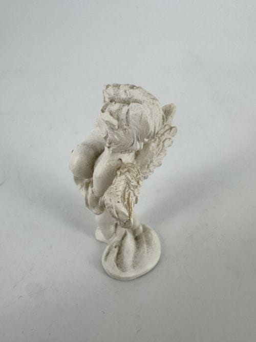 Ange qui porte un coeur violet