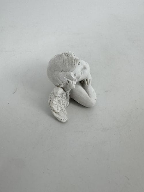 Ange en buste avec bras croisés sous le menton