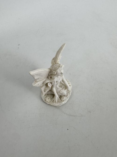 Fée à genoux - dans sa boite