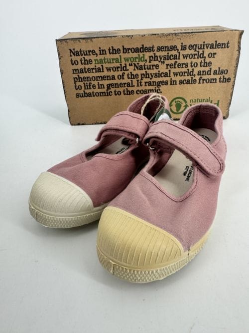 Chaussures enfants sneakers toile à scratch coton bio Natural World 476 552 Rose Ant -Taille 31 La semelle d'une des deux est plus jaune que l'autre