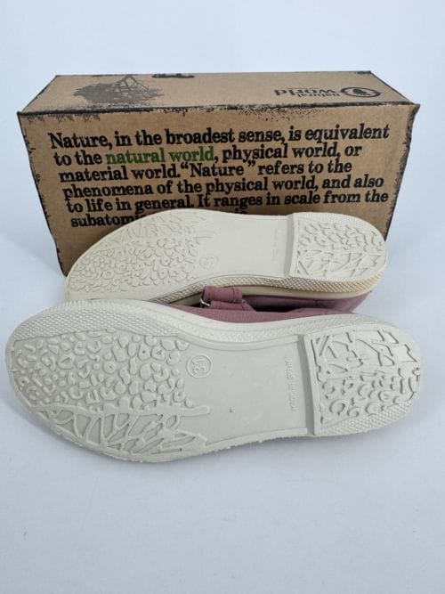 Chaussures enfants sneakers toile à scratch coton bio Natural World 476 552 Rose Ant -Taille 31 La semelle d'une des deux est plus jaune que l'autre